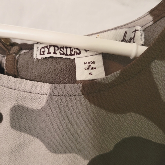 Gypsies & Moondust Off the Shoulder Camo print top in size small - Picture 3 of 3